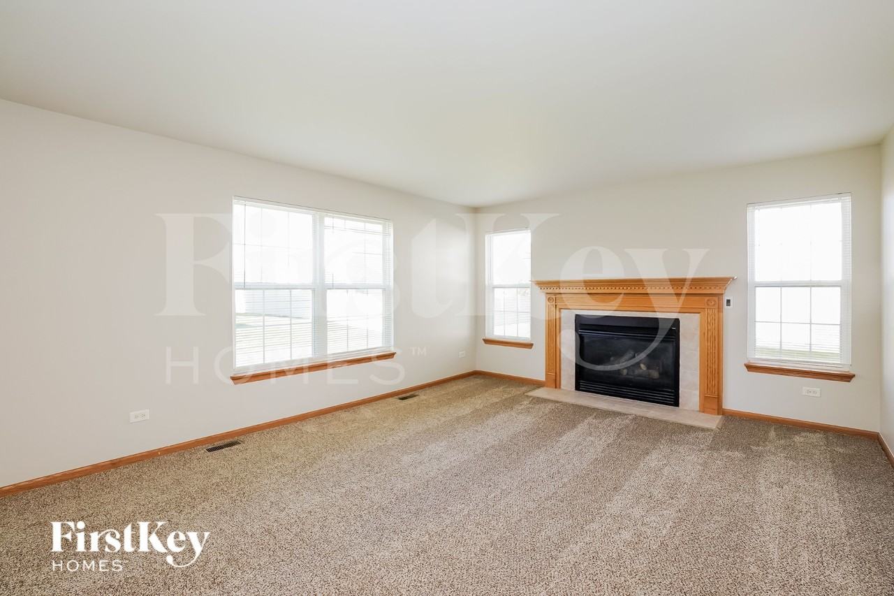 16460 Kingsbrook Dr - Photo 2 of 16