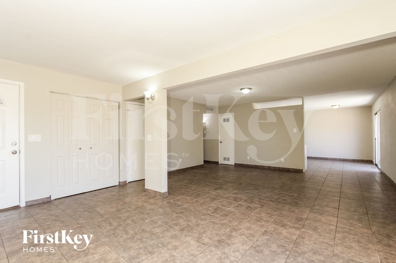 13857 N 48th Ave - Photo 4 of 15