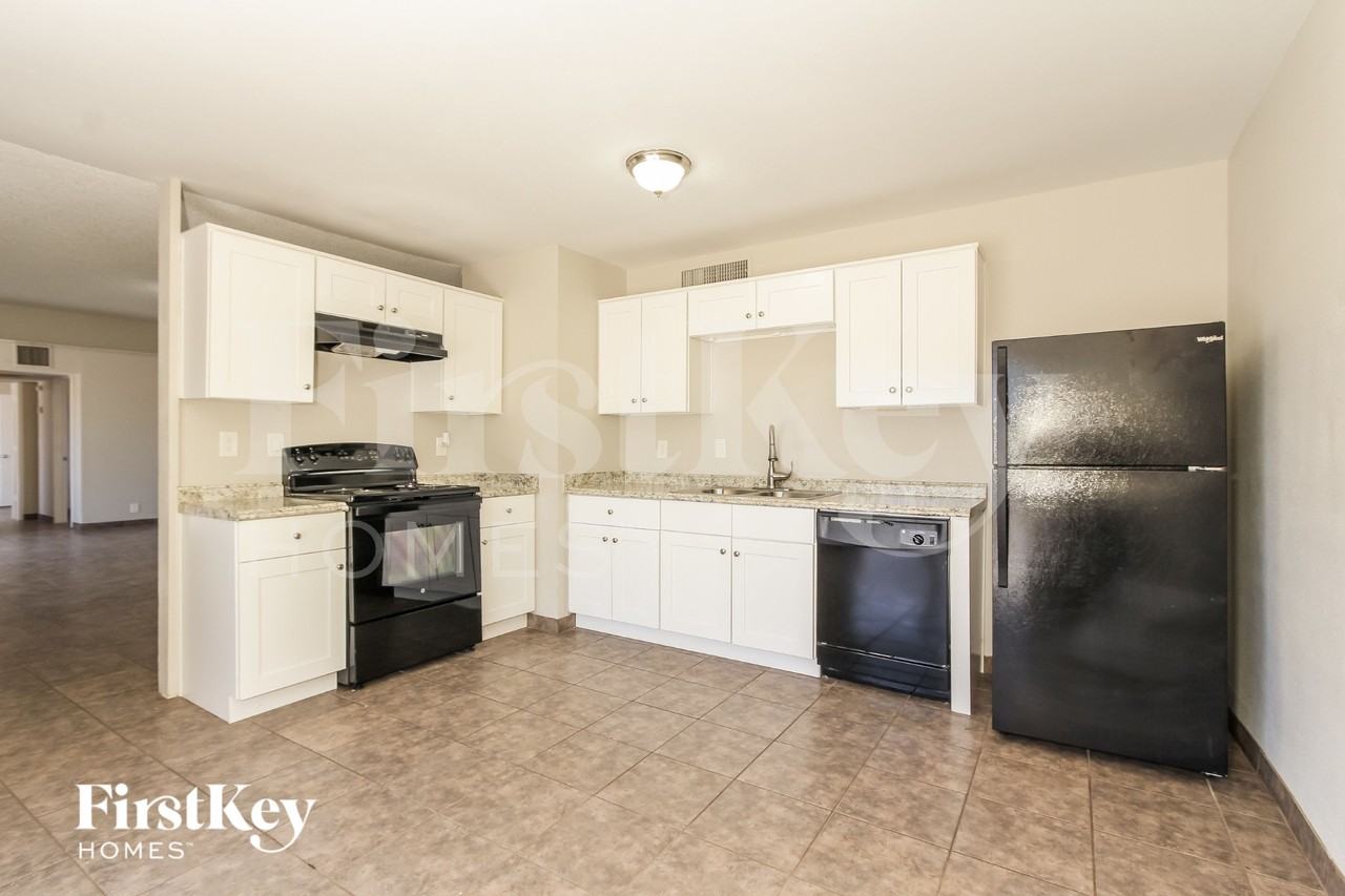 13857 N 48th Ave - Photo 5 of 15