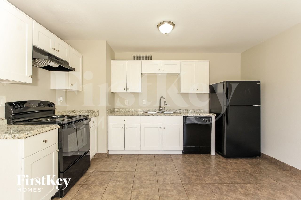 13857 N 48th Ave - Photo 6 of 15
