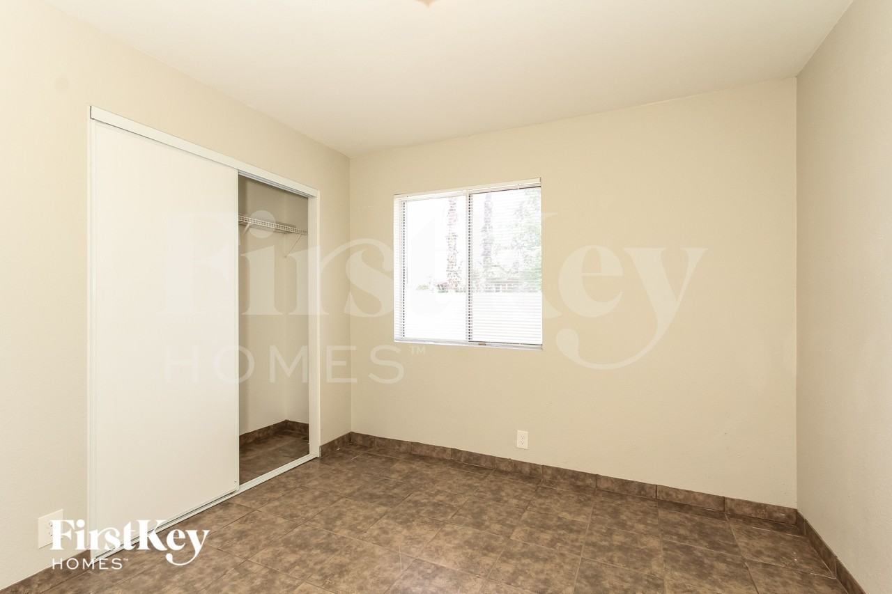 13857 N 48th Ave - Photo 7 of 15