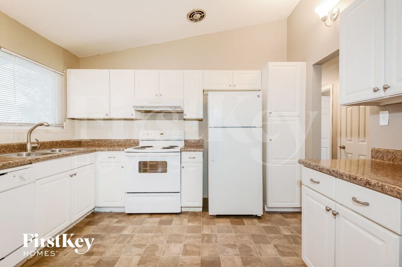 1295 Ensenada Dr - Photo 4 of 14
