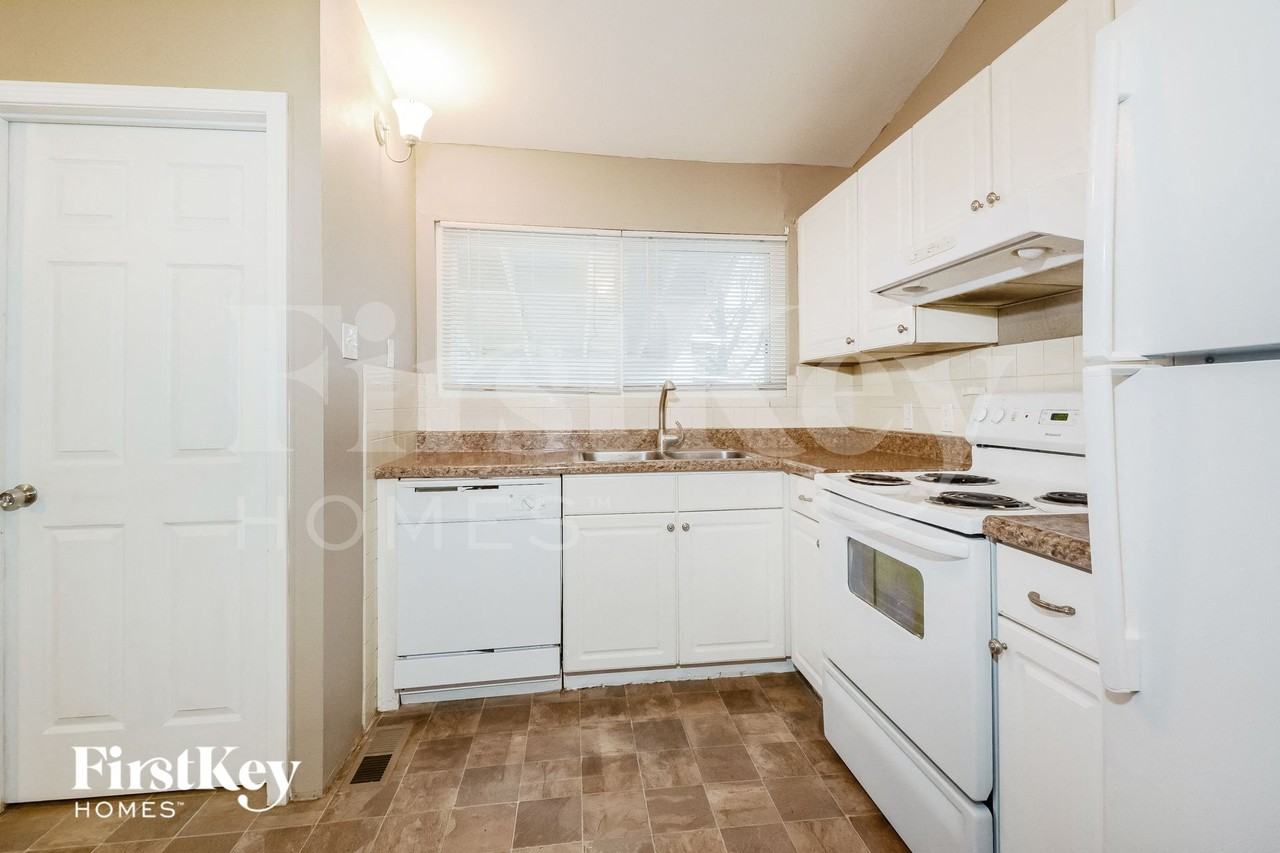 1295 Ensenada Dr - Photo 5 of 14