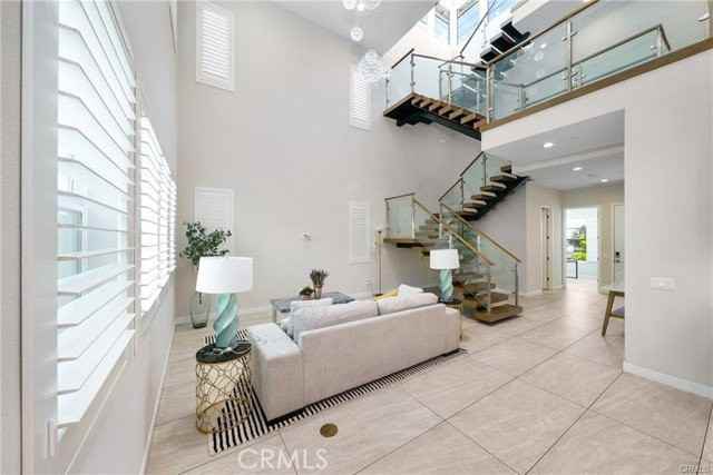 438 Sycamore Dr - Photo 2 of 8
