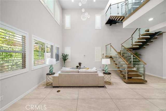 438 Sycamore Dr - Photo 3 of 8