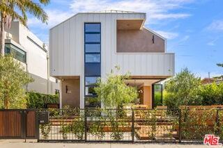 822 Superba Ave - Photo 4 of 8