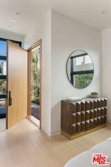 822 Superba Ave - Photo 6 of 8