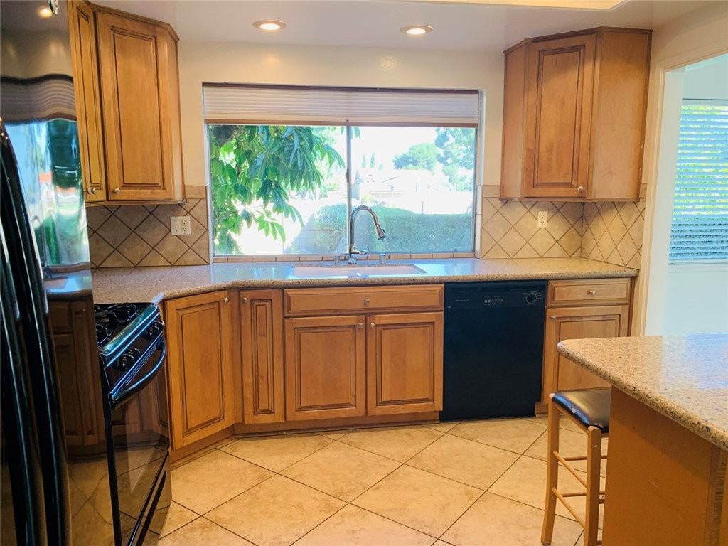 14751 Mulberry Ave - Photo 3 of 8