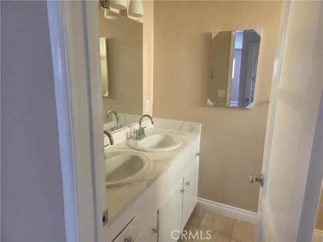 15219 Wyandotte St - Photo 3 of 8