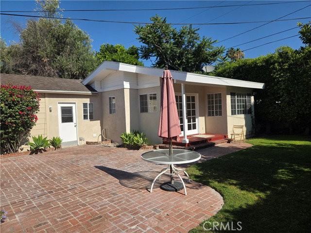 15219 Wyandotte St - Photo 4 of 8