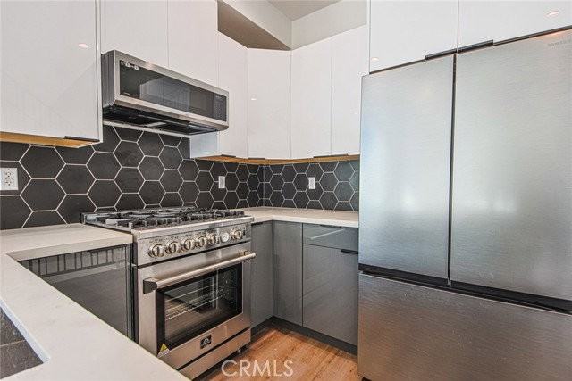 10719 Addison St - Photo 2 of 8