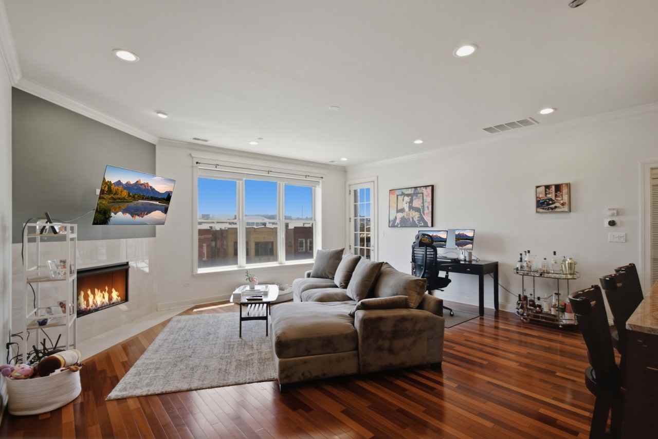 2801 N Oakley Ave #203 - Photo 2 of 8