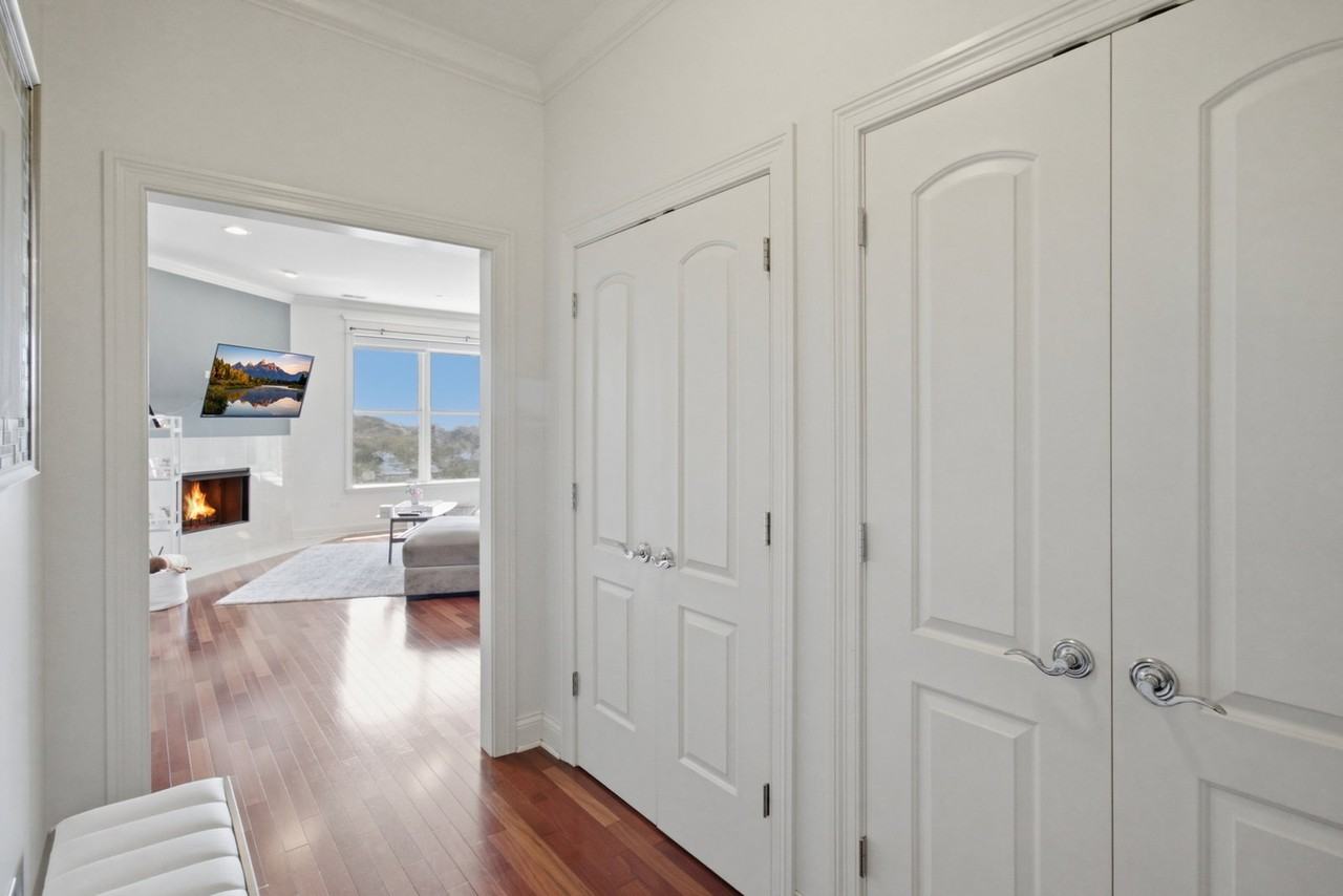 2801 N Oakley Ave #203 - Photo 4 of 8