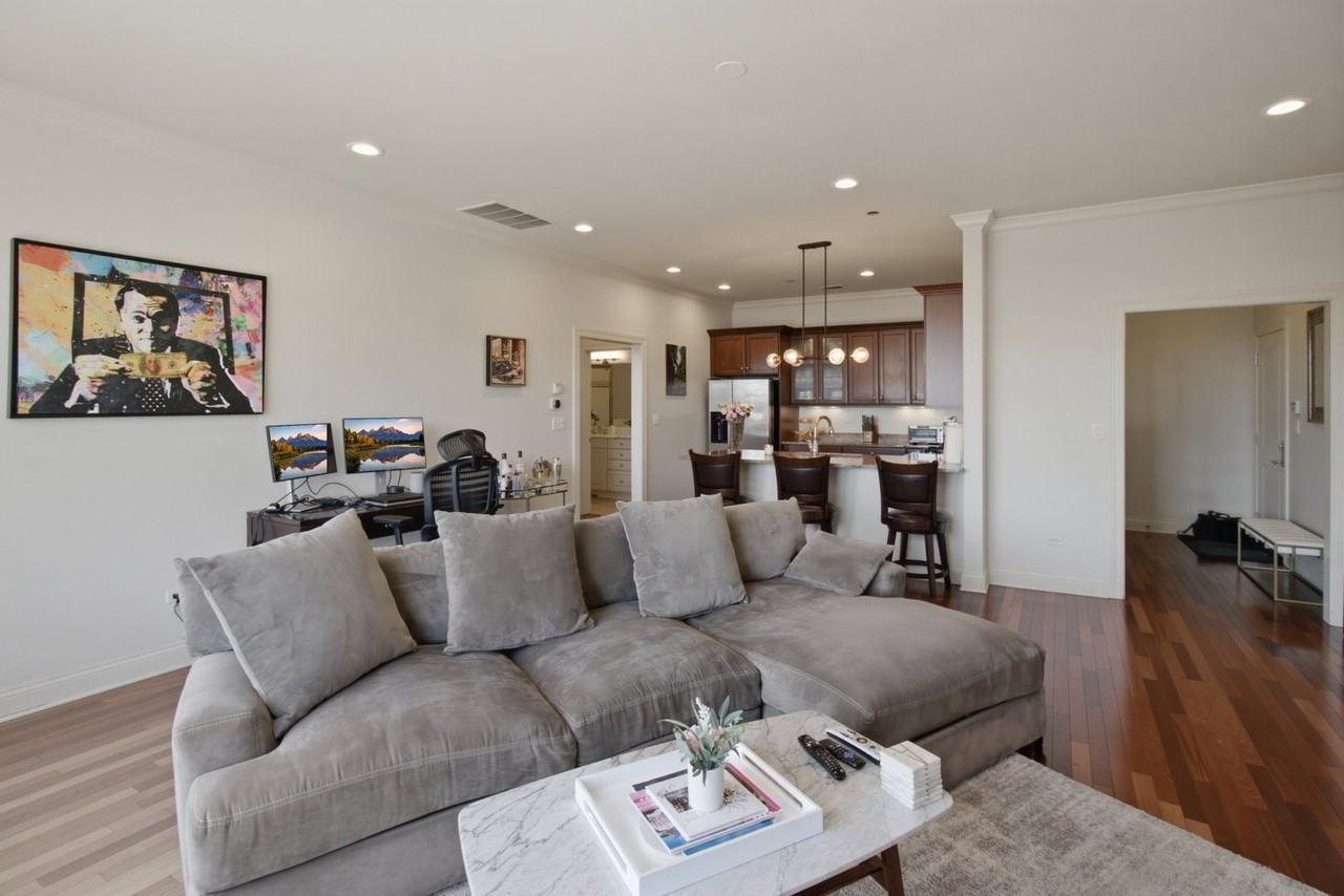 2801 N Oakley Ave #203 - Photo 5 of 8