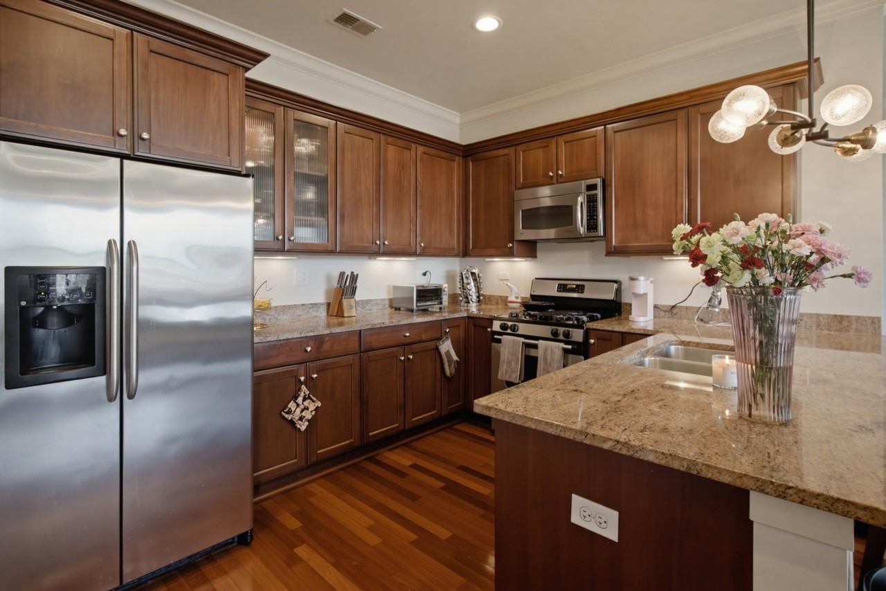 2801 N Oakley Ave #203 - Photo 6 of 8