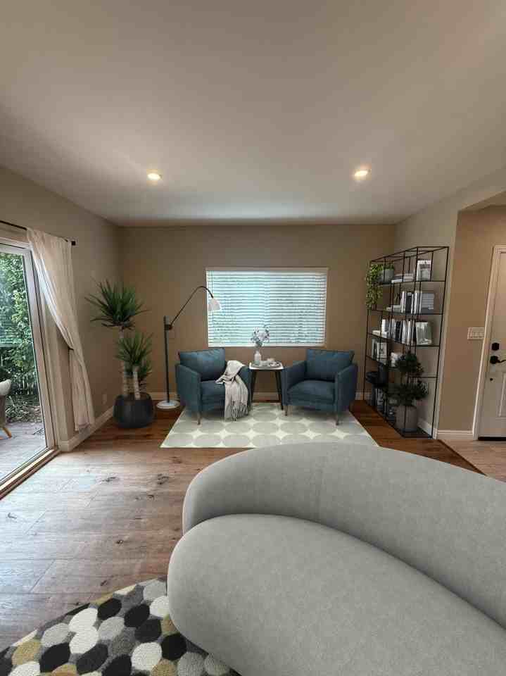 1414 Ocean Park Blvd - Photo 3 of 10