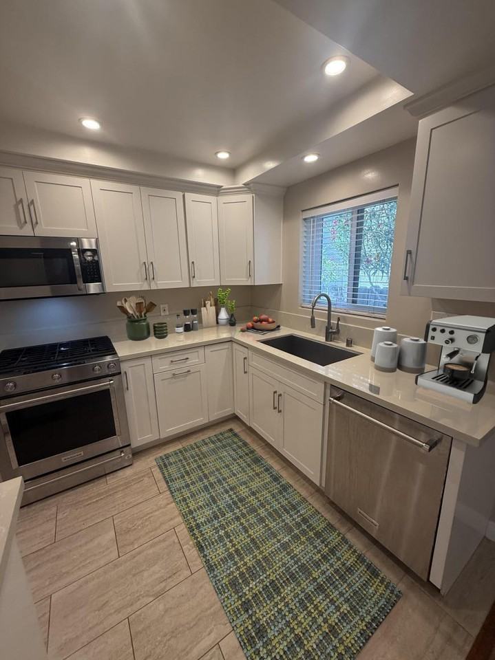 1414 Ocean Park Blvd - Photo 5 of 10