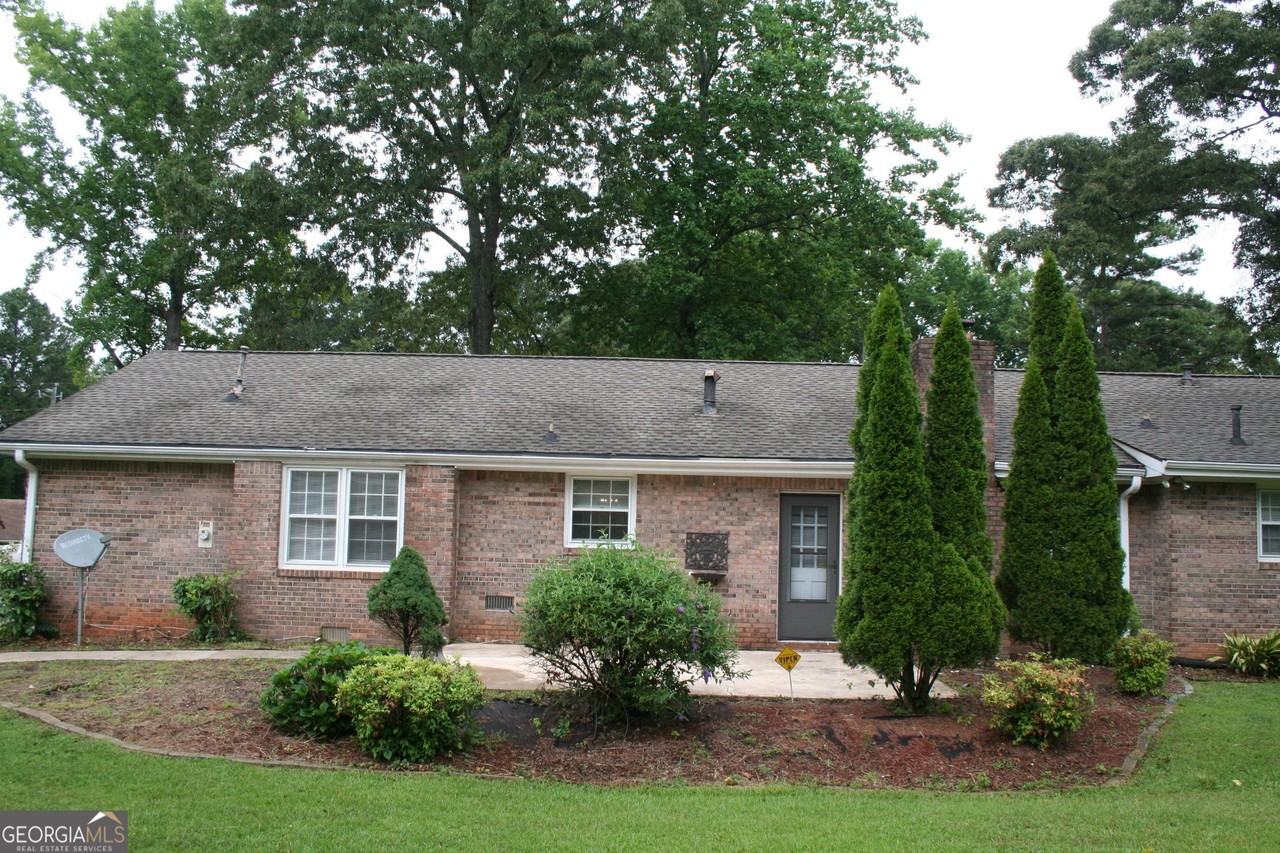 2075 Pinewood Dr - Photo 2 of 33