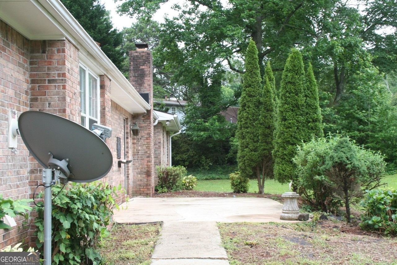 2075 Pinewood Dr - Photo 3 of 33