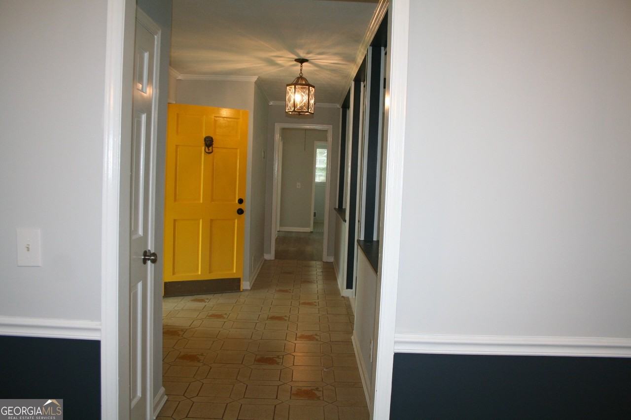 2075 Pinewood Dr - Photo 4 of 33