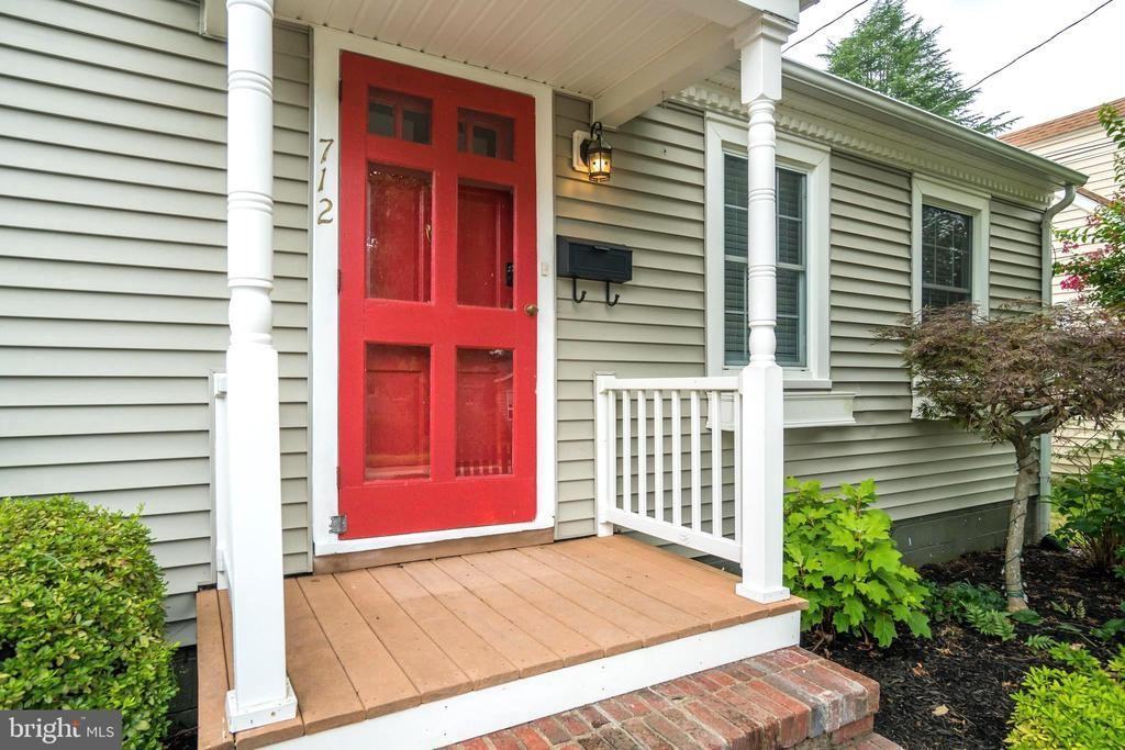712 Freeman St - Photo 4 of 49