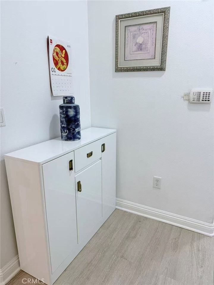 2125 S Bentley Ave - Photo 3 of 23