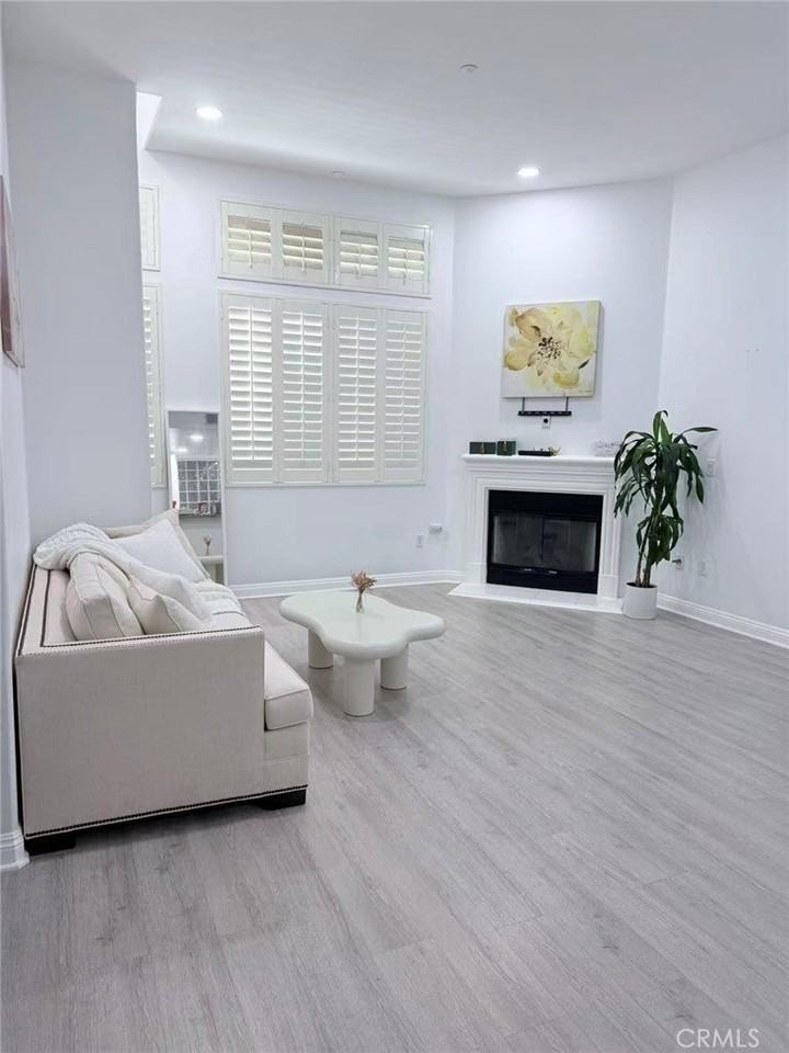 2125 S Bentley Ave - Photo 6 of 23