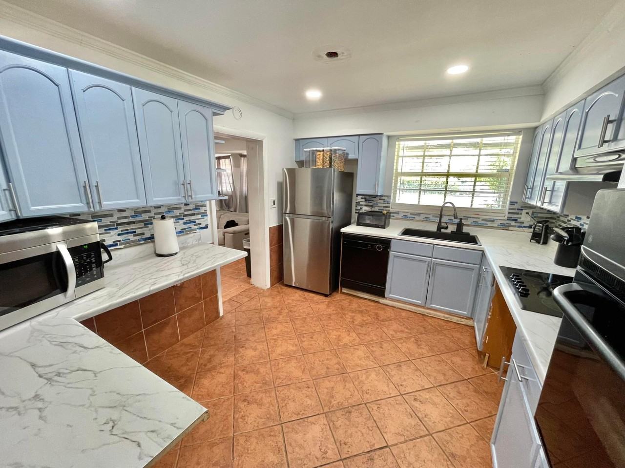 1478 Ne 56th St - Photo 7 of 40