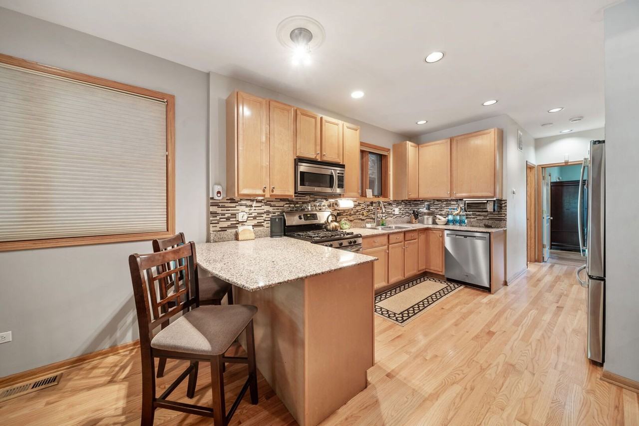 1451 W Walton St ##1 - Photo 4 of 20