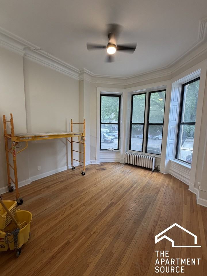 1015 N La Salle Dr #1F - Photo 2 of 10