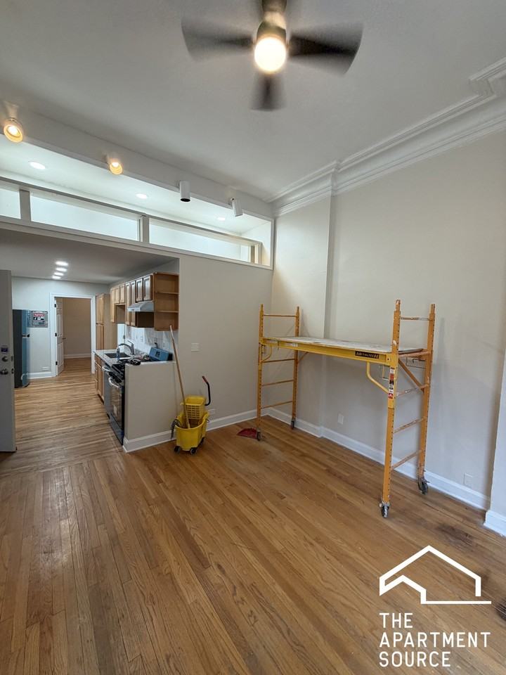 1015 N La Salle Dr #1F - Photo 3 of 10