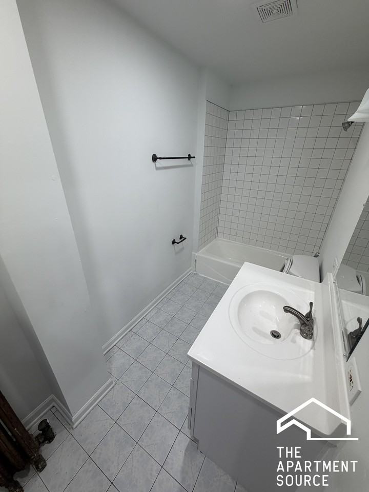 1015 N La Salle Dr #1F - Photo 4 of 10