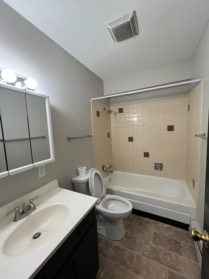 2800 30th St #11 - Photo 7 of 10
