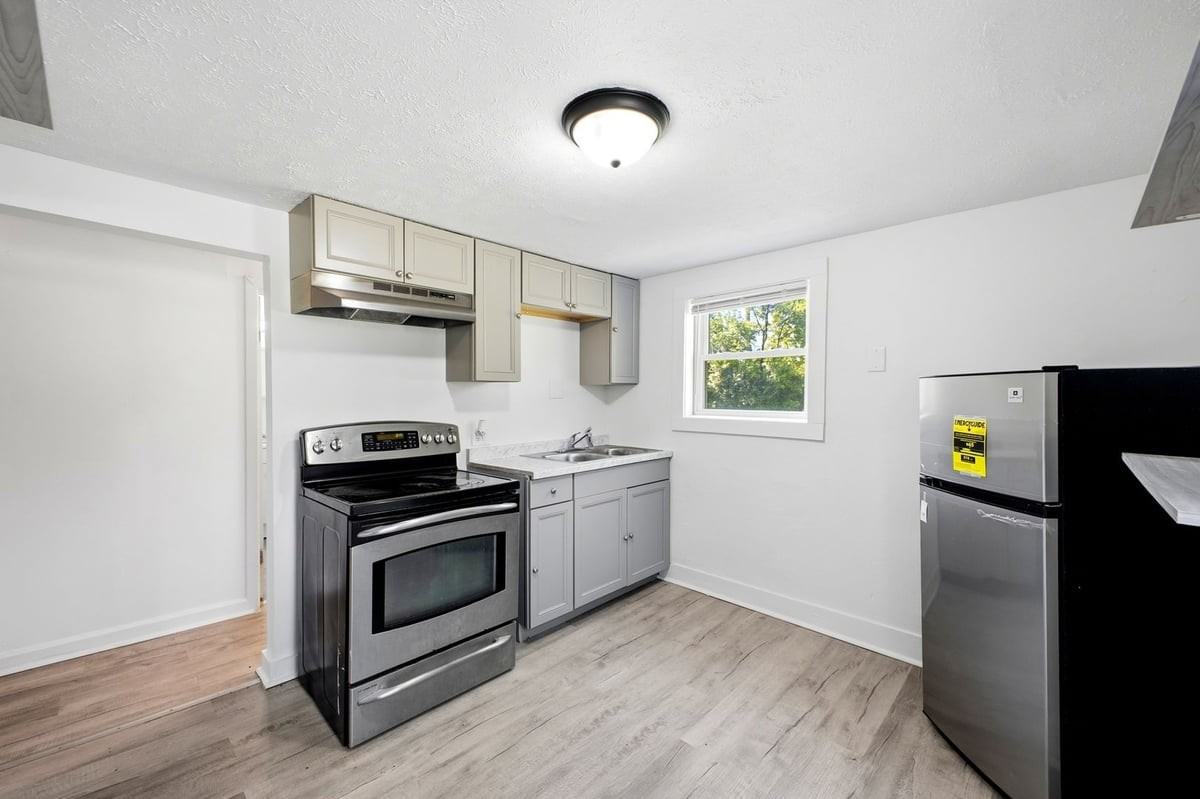 486 Hanley St Apt D #D - Photo 2 of 12