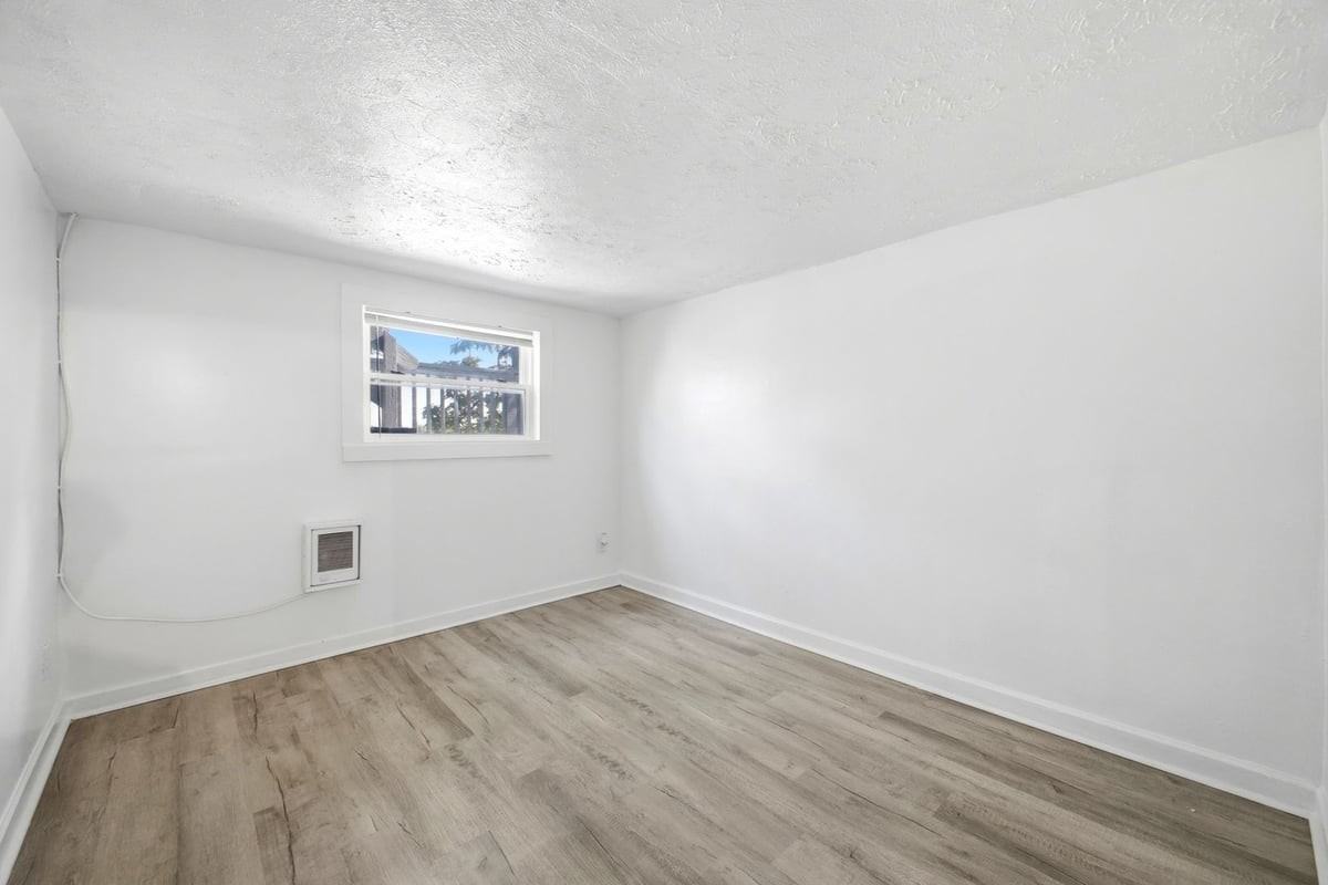 486 Hanley St Apt D #D - Photo 4 of 12