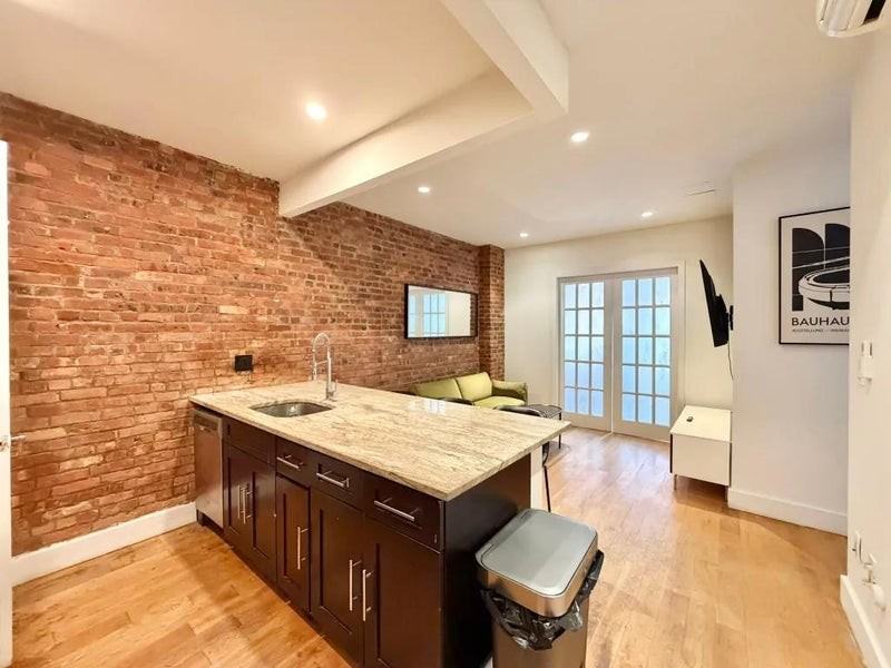 Private Bedroom in 3 Bedroom/2 Bathroom Home - Photo 3 of 13