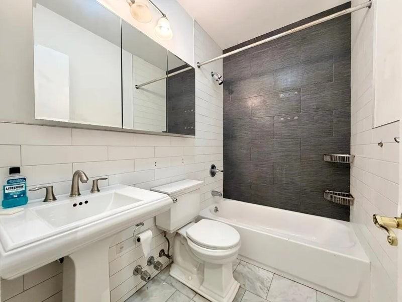 Private Bedroom in 3 Bedroom/2 Bathroom Home - Photo 5 of 13