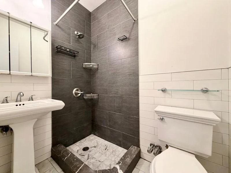 Private Bedroom in 3 Bedroom/2 Bathroom Home - Photo 6 of 13