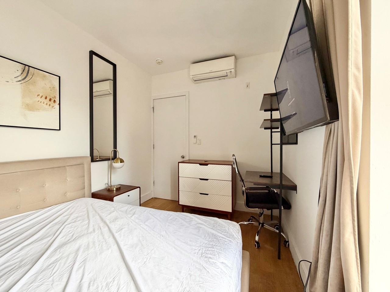 Private Bedroom in 3 Bedroom/2 Bathroom Home - Photo 7 of 13