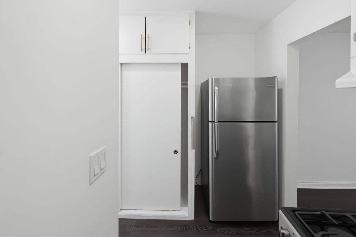 869 W 41st St #7 - Photo 2 of 9