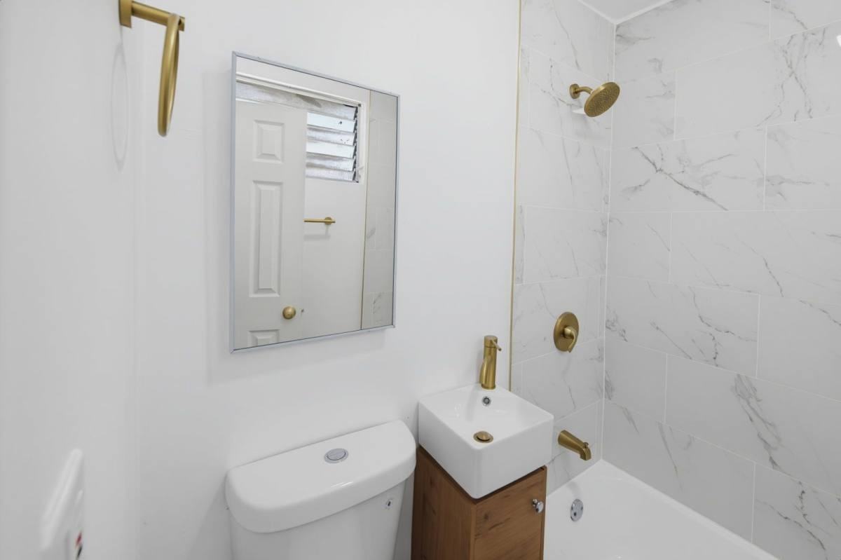 869 W 41st St #7 - Photo 3 of 9
