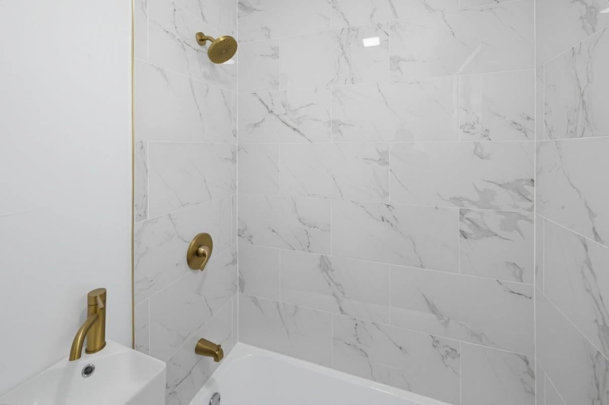 869 W 41st St #7 - Photo 4 of 9
