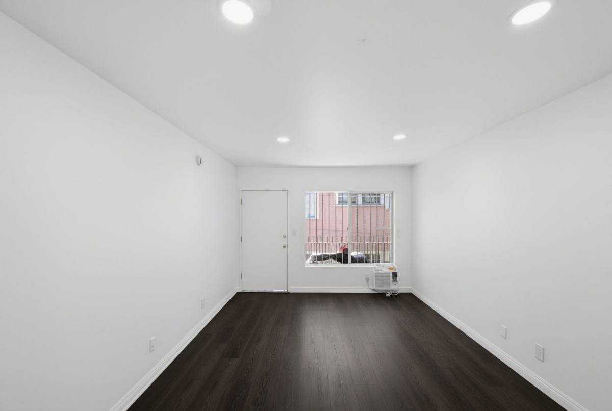 869 W 41st St #7 - Photo 6 of 9