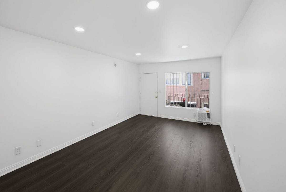 869 W 41st St #7 - Photo 7 of 9
