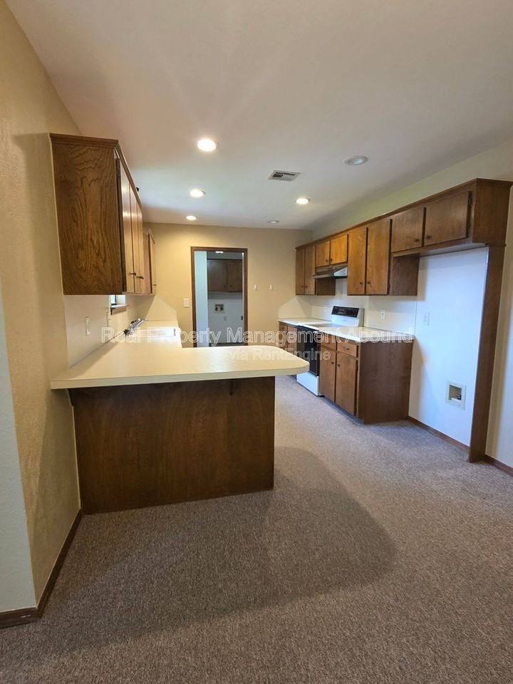 105 W Boston St - Photo 6 of 10