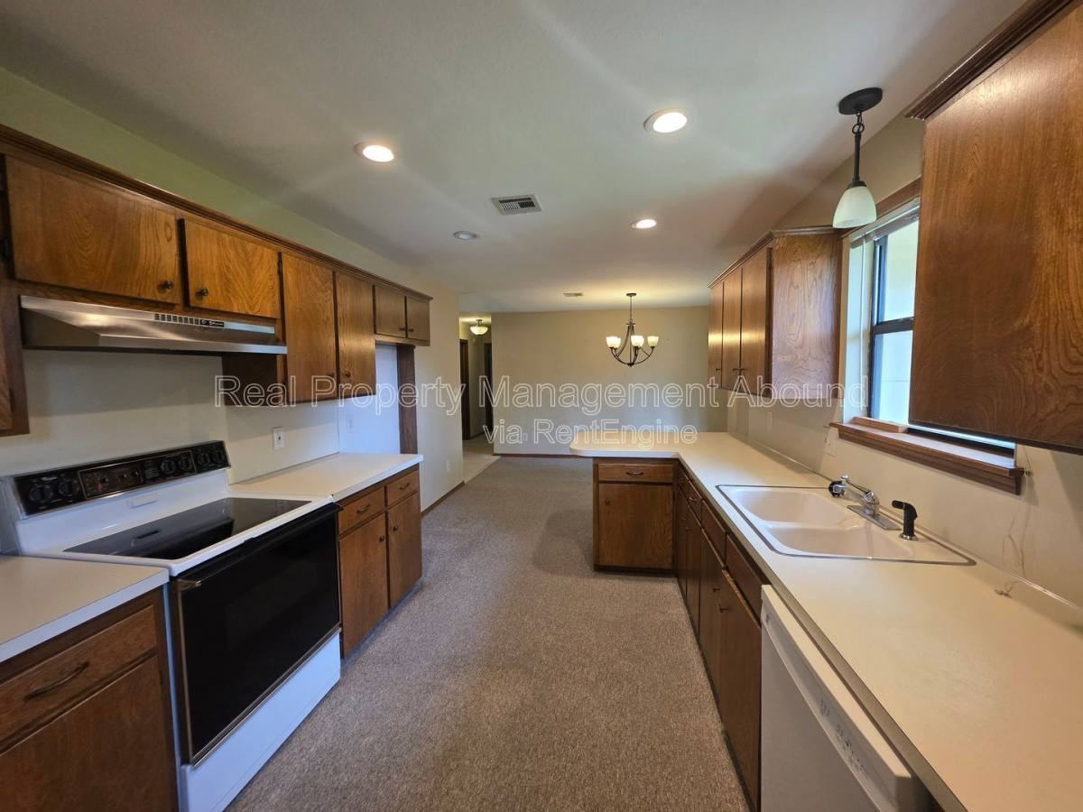 105 W Boston St - Photo 7 of 10
