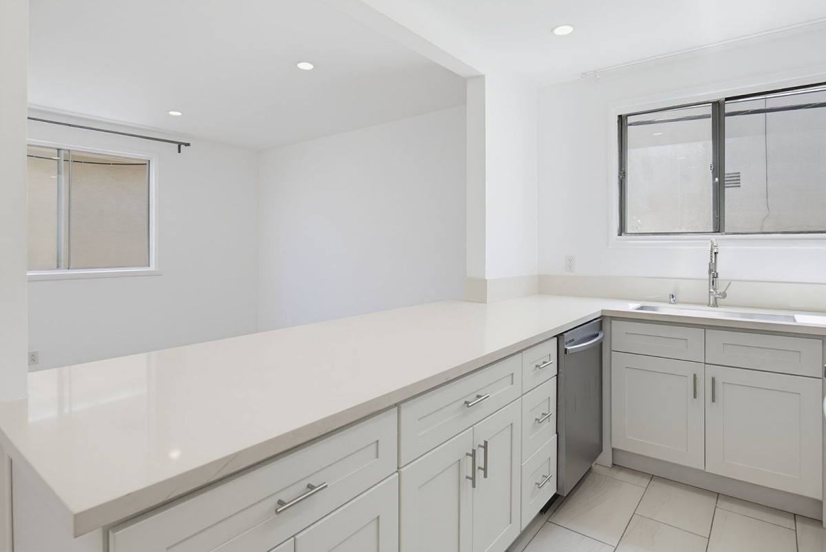 337 S Rexford Dr #8 - Photo 3 of 10