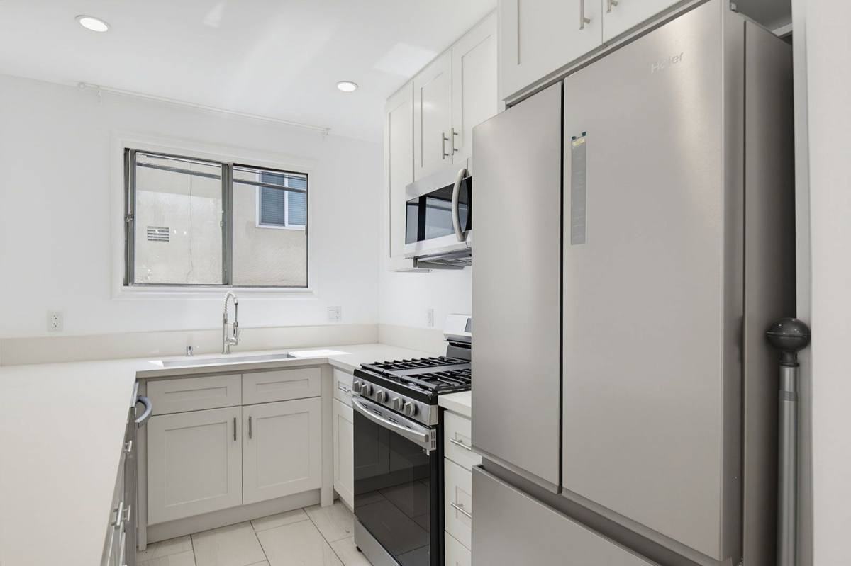 337 S Rexford Dr #8 - Photo 4 of 10