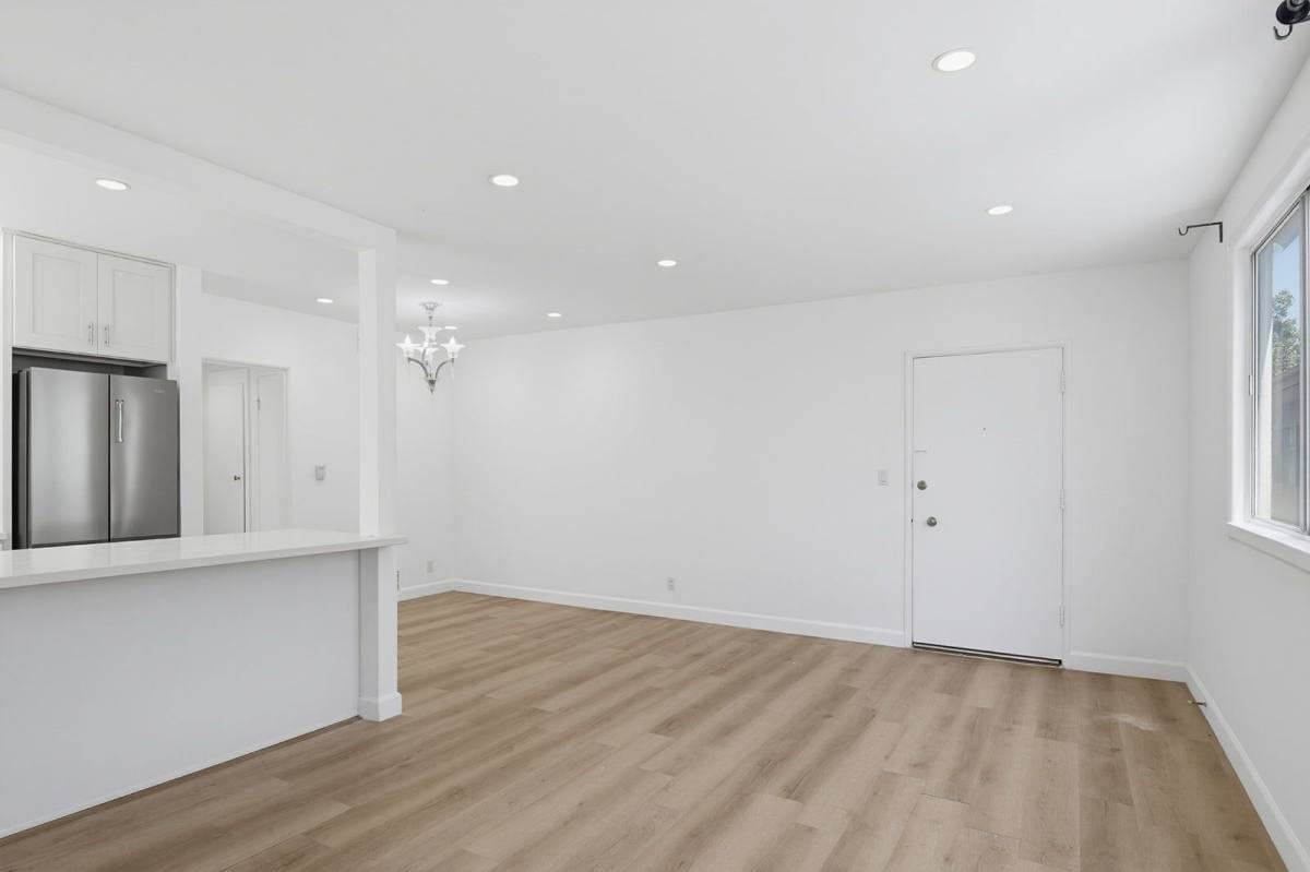 337 S Rexford Dr #8 - Photo 5 of 10