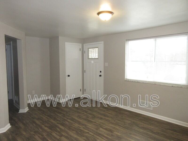1097 Roseanne Ave - Photo 4 of 17